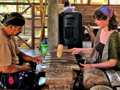 Ketekunan Pardiman mengajari murid asingnya bermain gamelan (Dok. Catra)